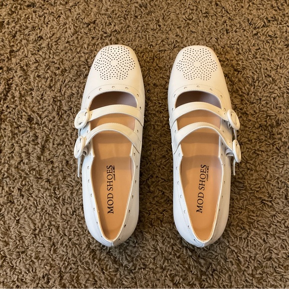 New with Box~Mod Shoes “Pippa” White Patent Leather Flat, Double Straps, Flower - Picture 4 of 12